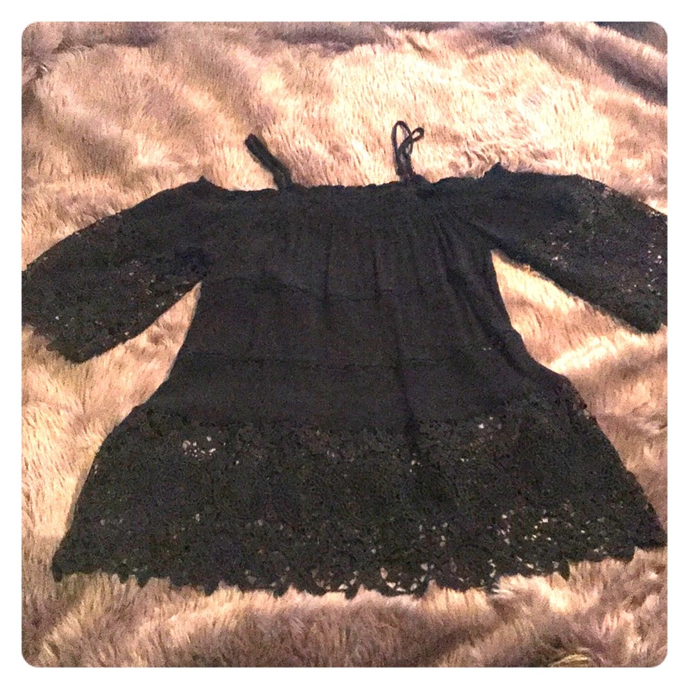 Off the shoulder blouse w/ lace sleeves and bottom
